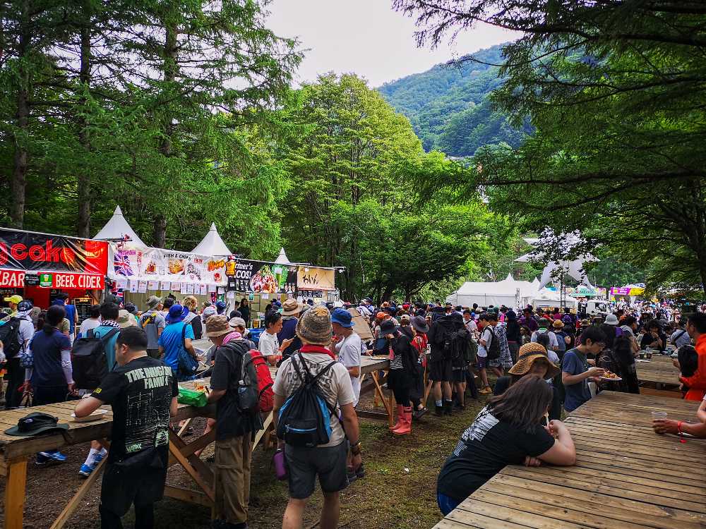 ブルーギャラクシーのテーブル。いすはありません。