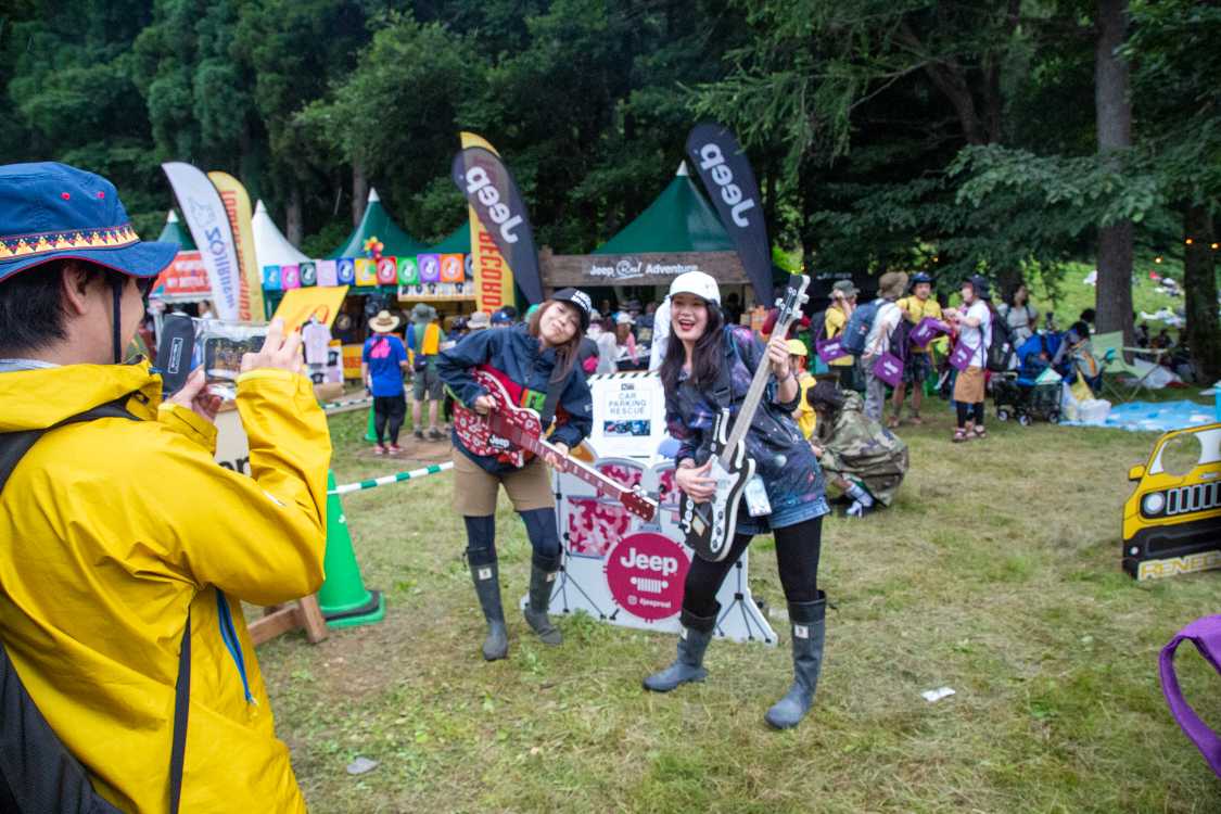 どの物販店でも写真撮影用の小道具がありました。