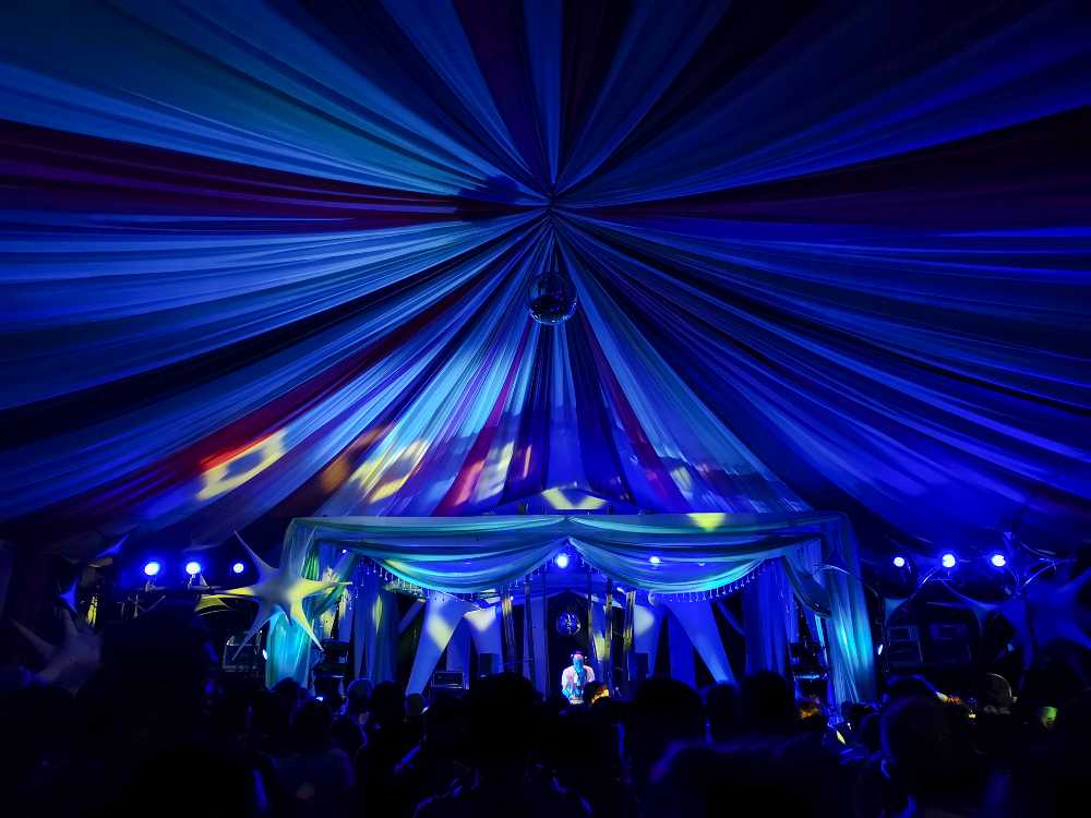 カフェドパリの中のDJ。