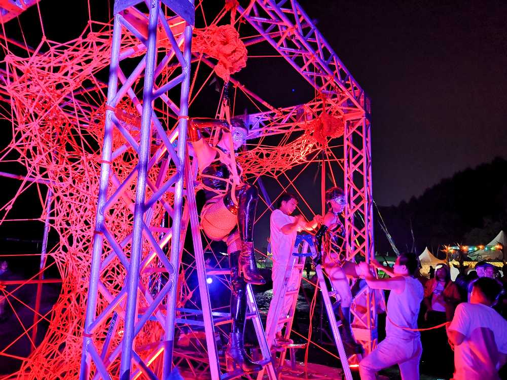 吊り下げられていきます。