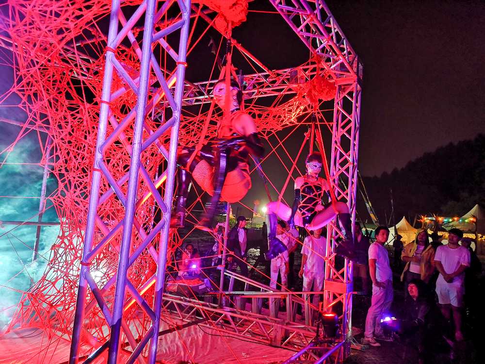 パフォーマンスのアートが同じ場所（この場所）に複数あったなら、その中にこれがあってもこのパフォーマンスは表現の1つと解釈されるでしょう。これしかない場合、別の問題が出てきます。2019年のオールナイトフジの目玉としてこれを招き、多数の人に見せると面白がってくれるだろうという中高年男性的な発想は、今の社会の感覚から乖離していると言われる可能性があります。オールナイトフジは以前から露出度が高い女性を見世物にするパフォーマンスが多く、それはオールナイトフジを制作するブライアン・バートンルイスの資質の問題だと思われますが、そうした状態が続いてきたのは、主催者も中高年男性が中心だったからでしょう。このパフォーマンス自体がだめだと言っているのではありません。どう感じるかは人それぞれ自由で、これを面白いと感じても何ら問題はありません。