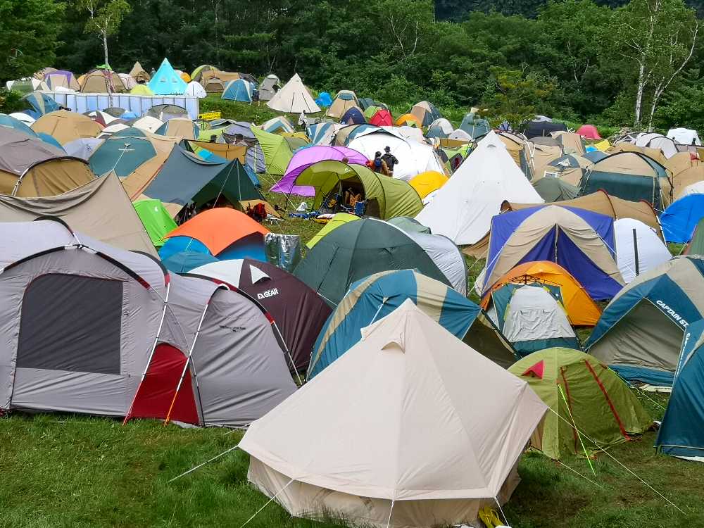 キャンプサイト入り口からDサイト方面へ進んでいくとレッドゲートがあります。左奥に仮設トイレが見えます。