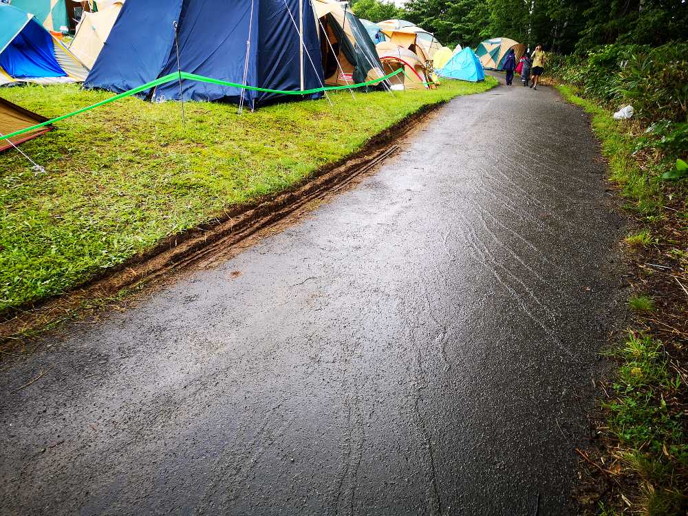 雨が流れた跡が残るキャンプサイト。