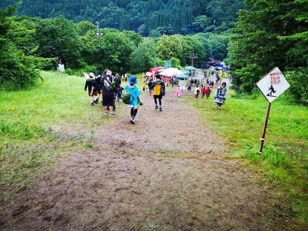 雨が降ると転倒の危険が高くなります。