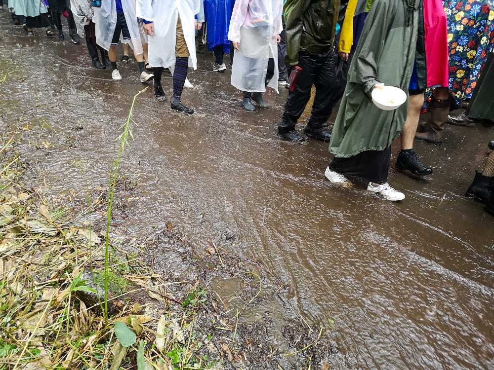 グリーンステージからホワイトステージの導線。普通の靴では厳しい。