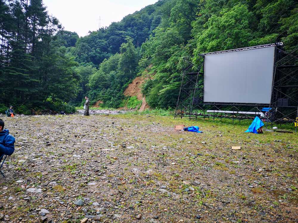 深夜の映画上映用スクリーン。