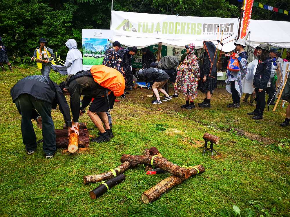 コースター用の木をのこぎりで切る人。