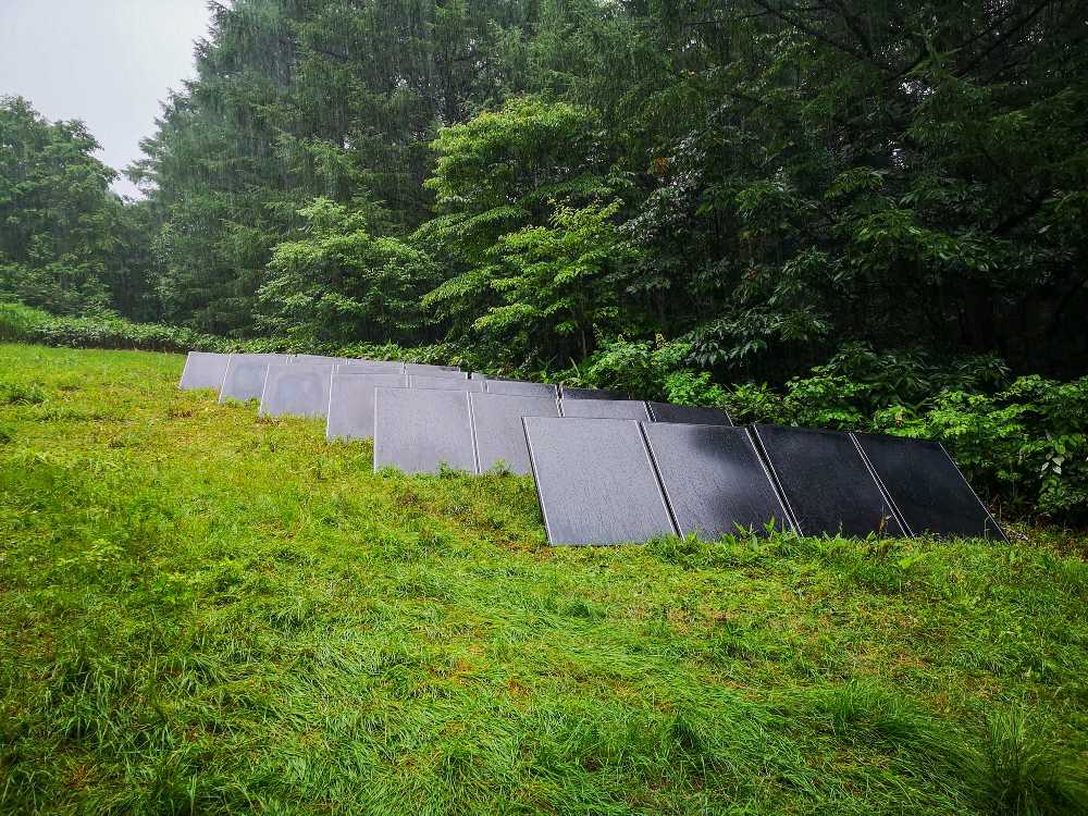 アバロンフィールドの太陽光発電パネル。