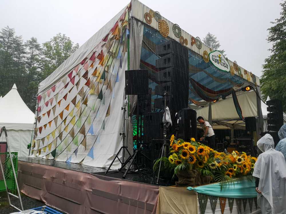 スピーカーは雨ざらしです。