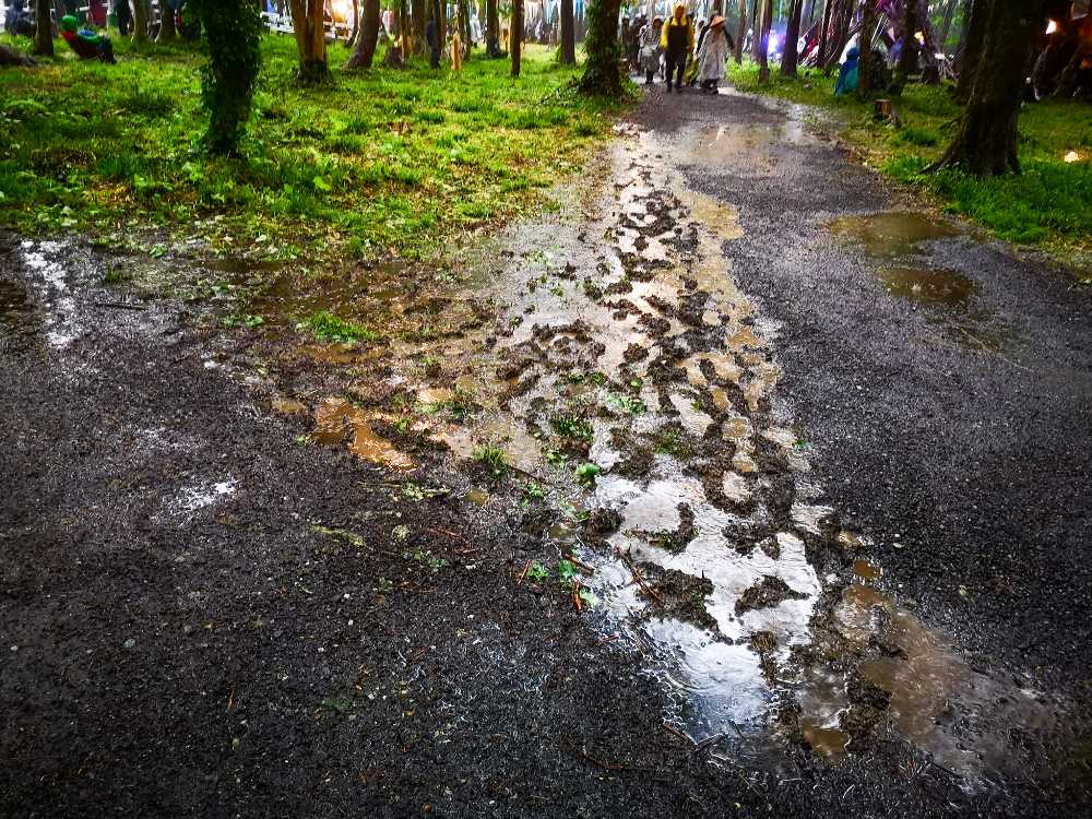 舗装されていない通路は、雨が降ればぬかるみになります。
