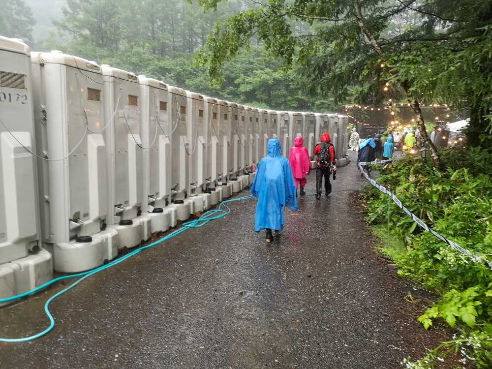 ホワイトステージのトイレ裏。グリーンステージ方面へのボードウォーク入り口に出ます。