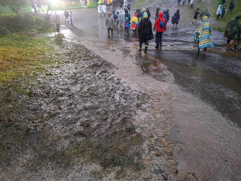 グリーンステージ奥。18時半ごろ。