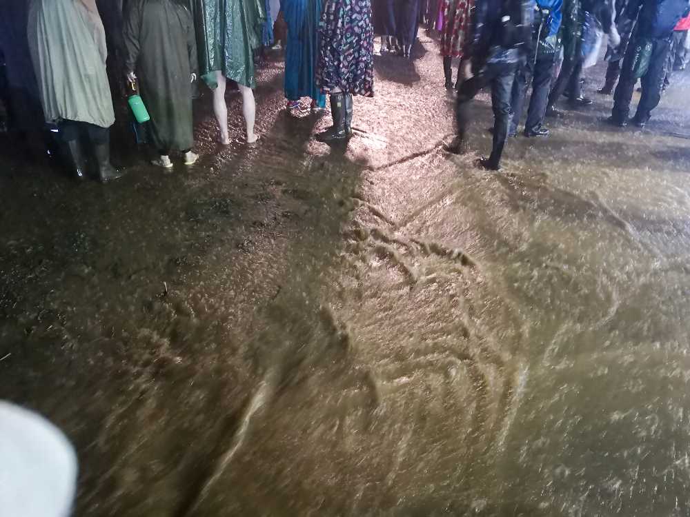 グリーンステージ近く。21時ごろ。