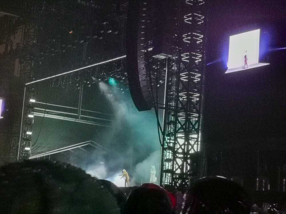 モダンバレエ、コンテンポラリーダンスを前面に押し出し、歌詞の内容をダンスによって視覚的に明示するという舞台芸術でした。