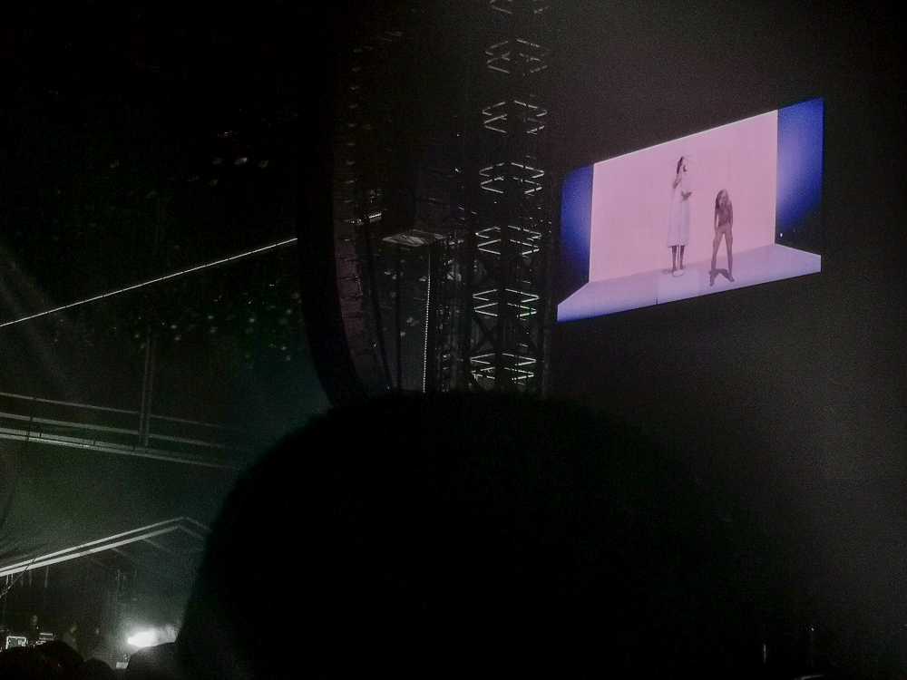 シーアとダンサーだけという舞台。