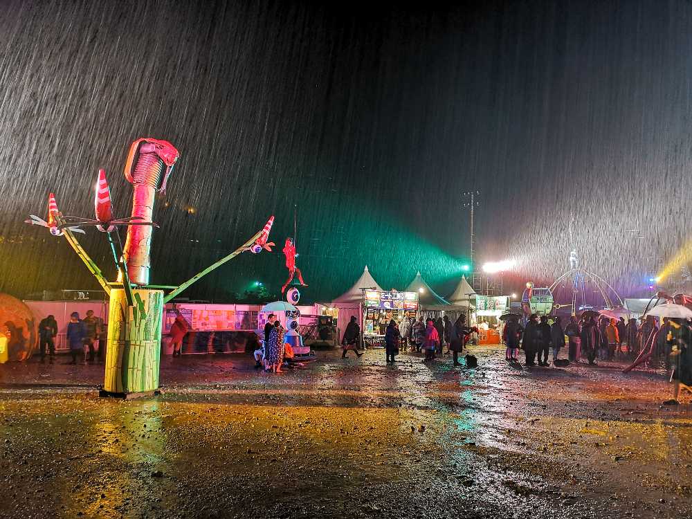 大雨であまり人がいないパレス・オブ・ワンダー。午前0時ごろ。