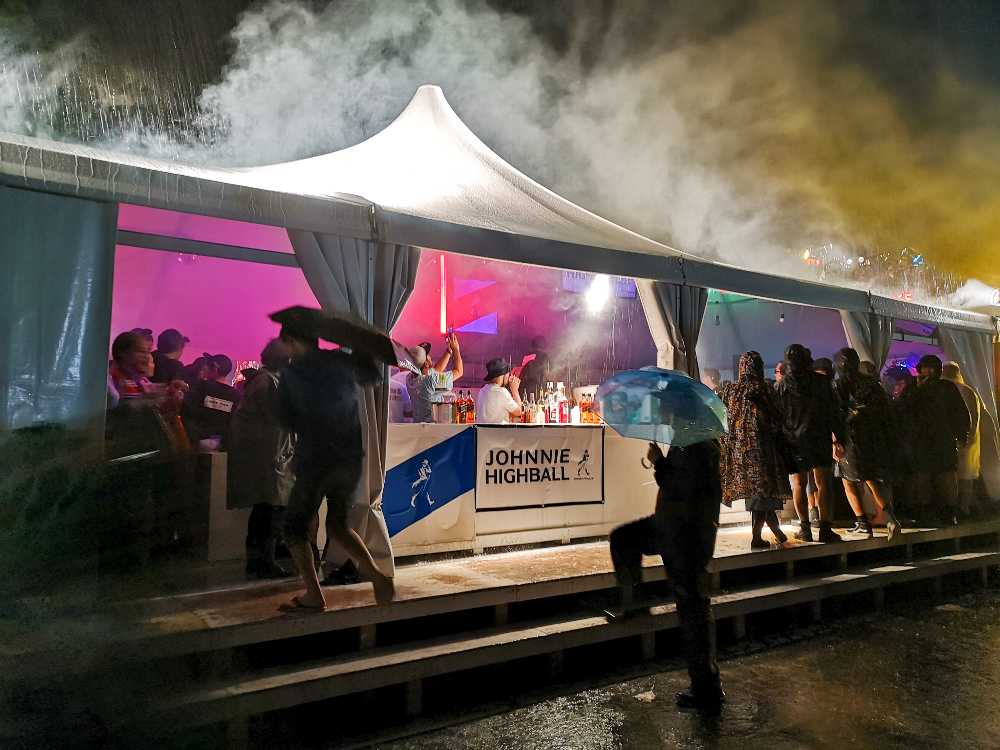 テント内の熱で湯気が上がるベガスインミルク。