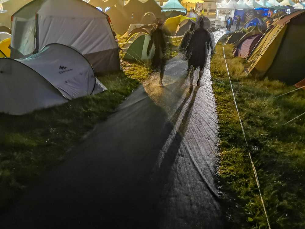 通路を流れる雨。