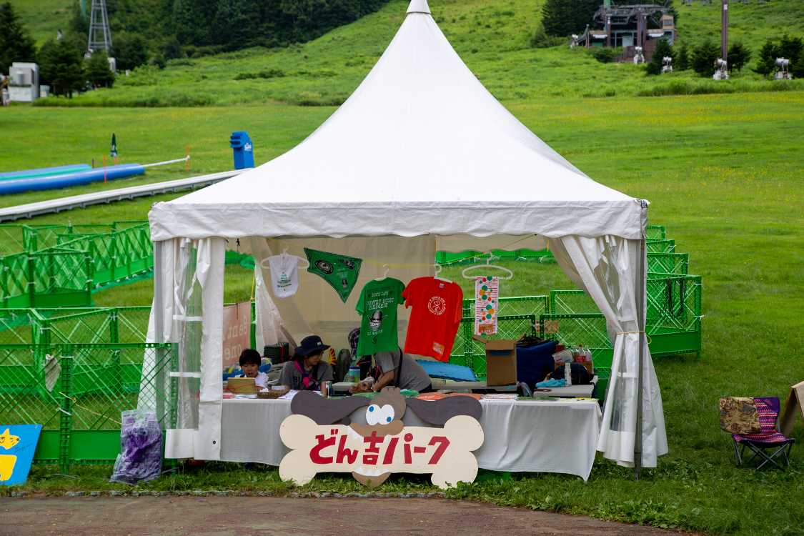 Tシャツ等を販売。