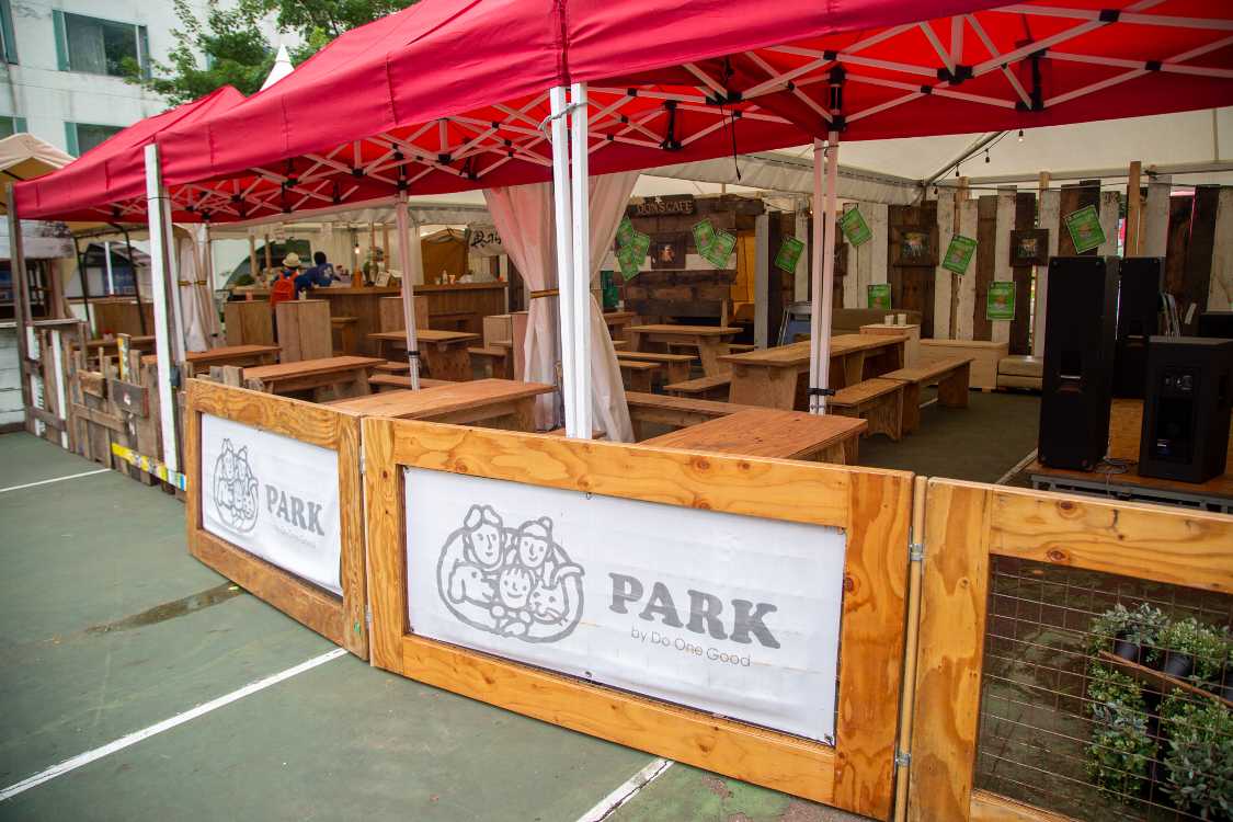 拡張されたテントとテーブル。