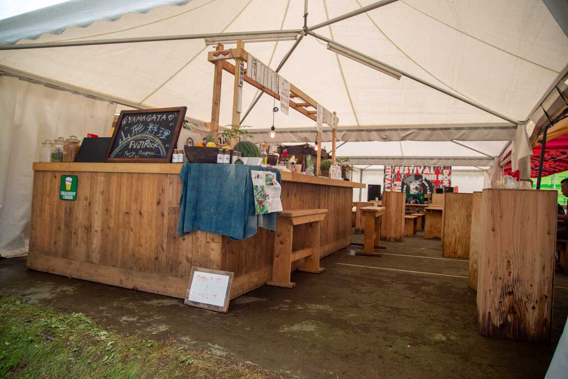 奥は小さなステージ。夜に海外アーティストがライブをすることがあります。