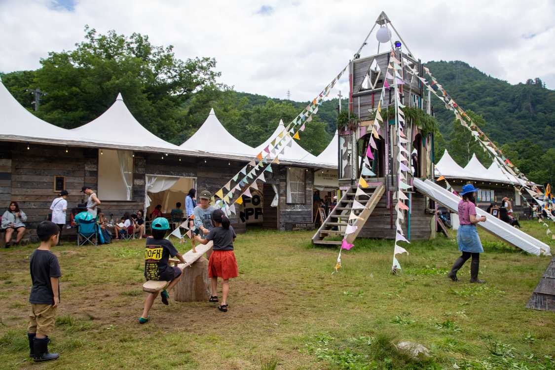 このタワーは常設。後方のテントは仮設。