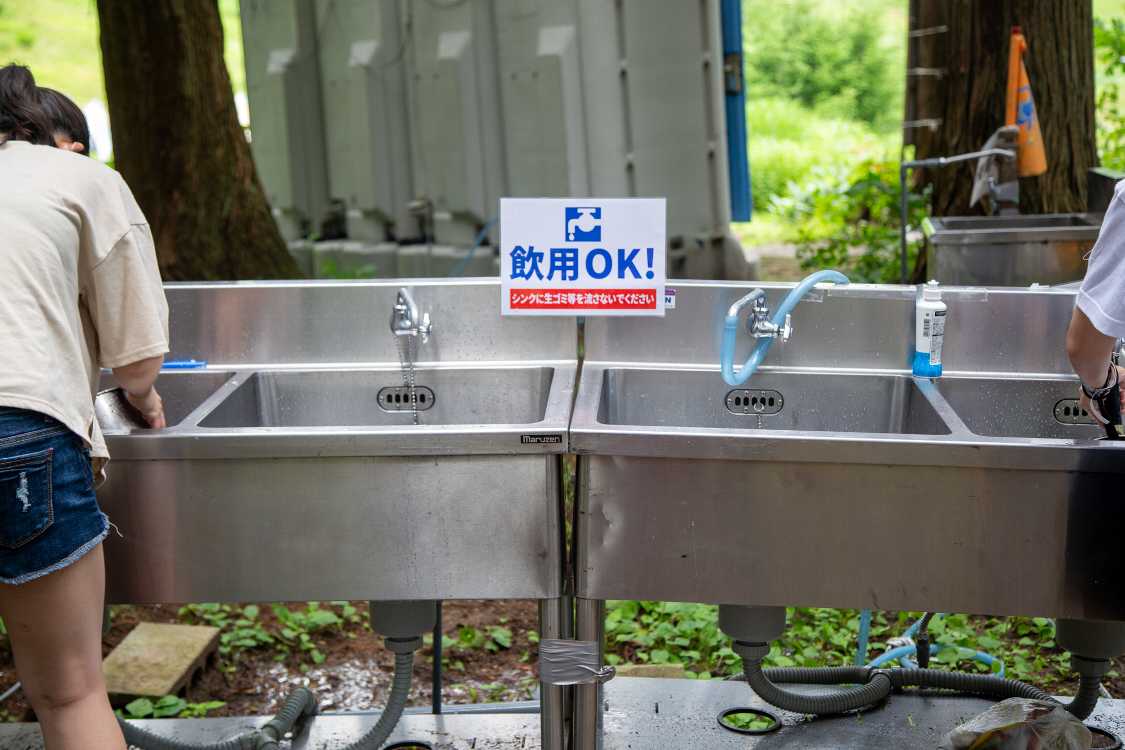 飲用OKなので、近くまで引かれている上水道からポンプで押し上げているとみられます。