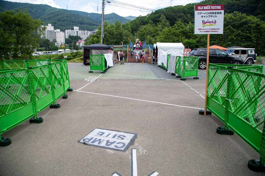 奥がツアーバスの入り口。