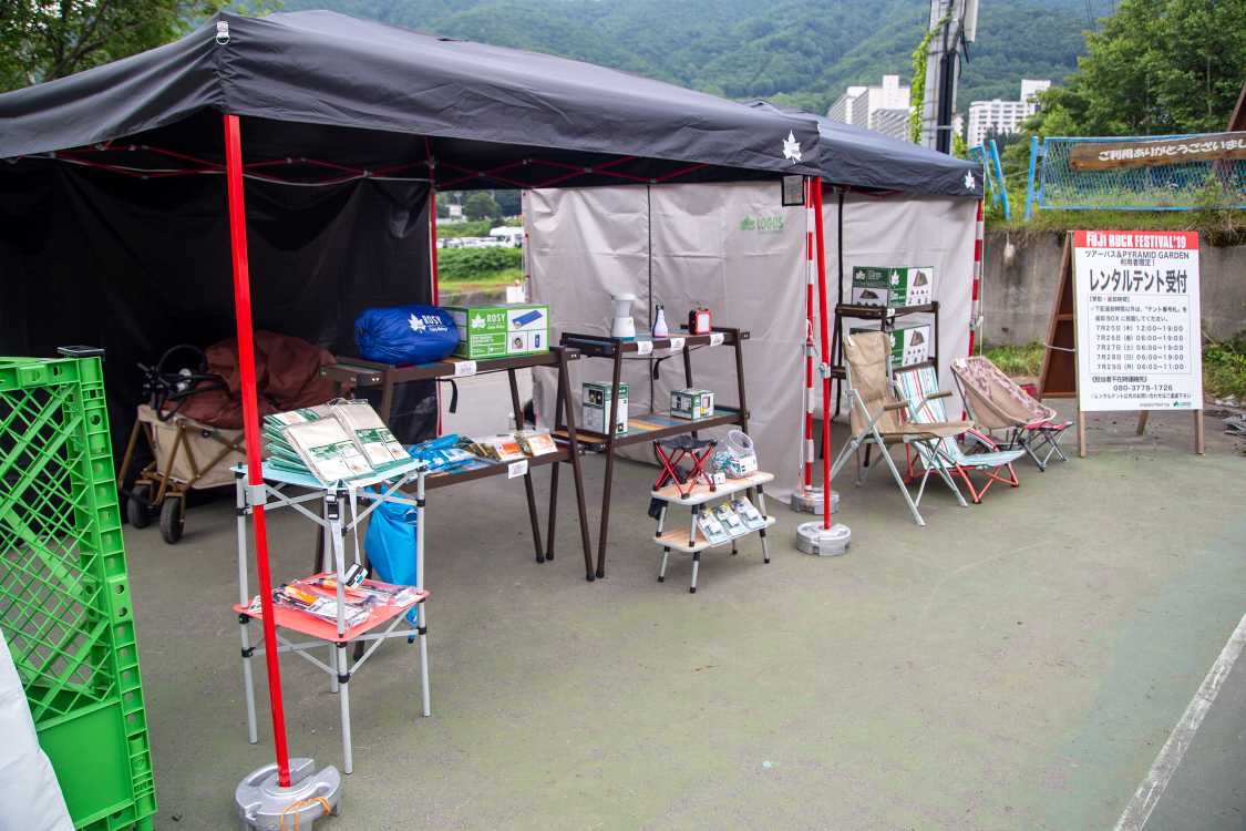 キャンプ用品は一通りの者が販売されています。テント自体も買えます。