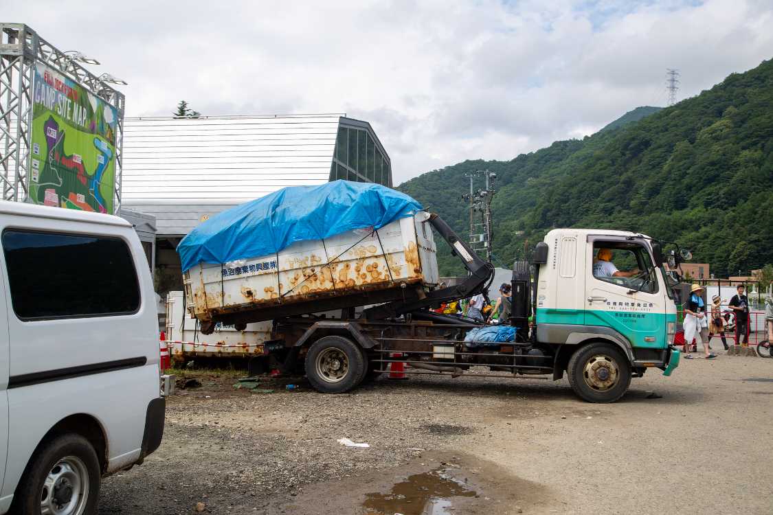 地元業者のごみの収集。