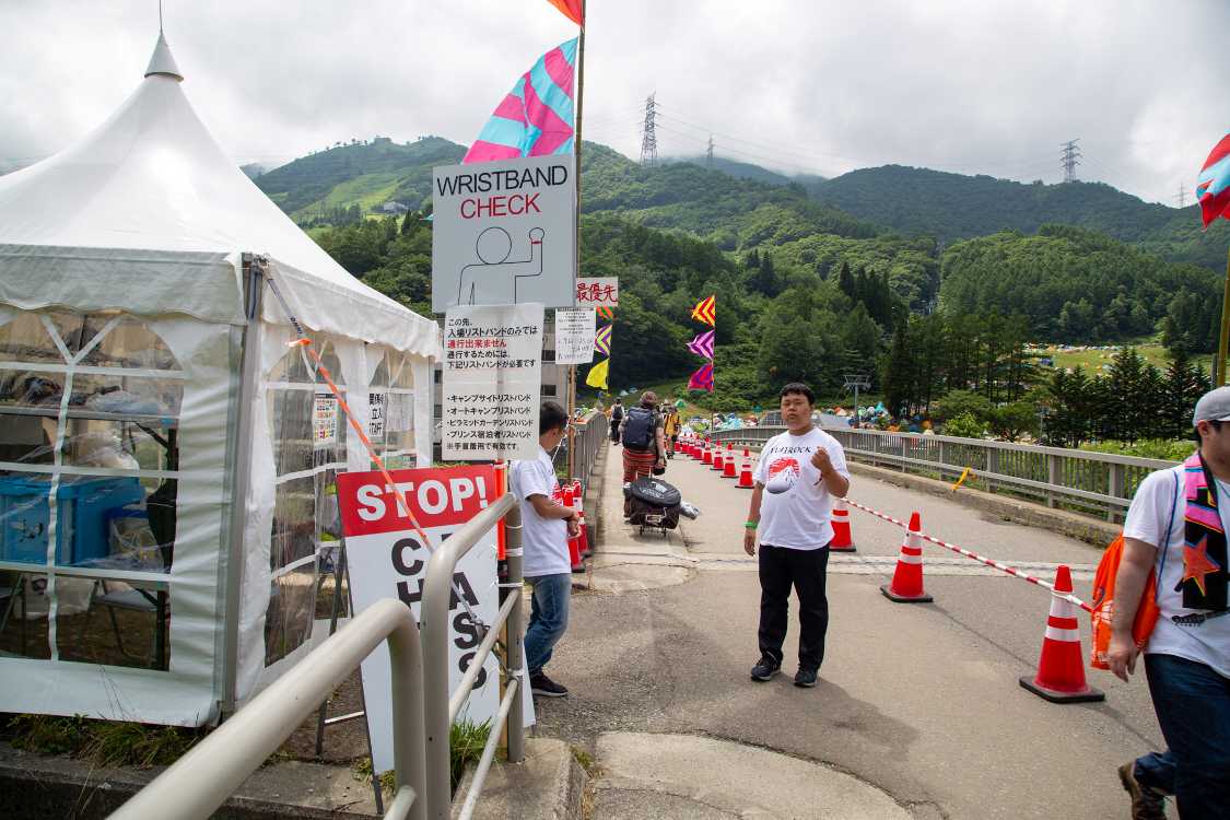 リストバンドチェック。