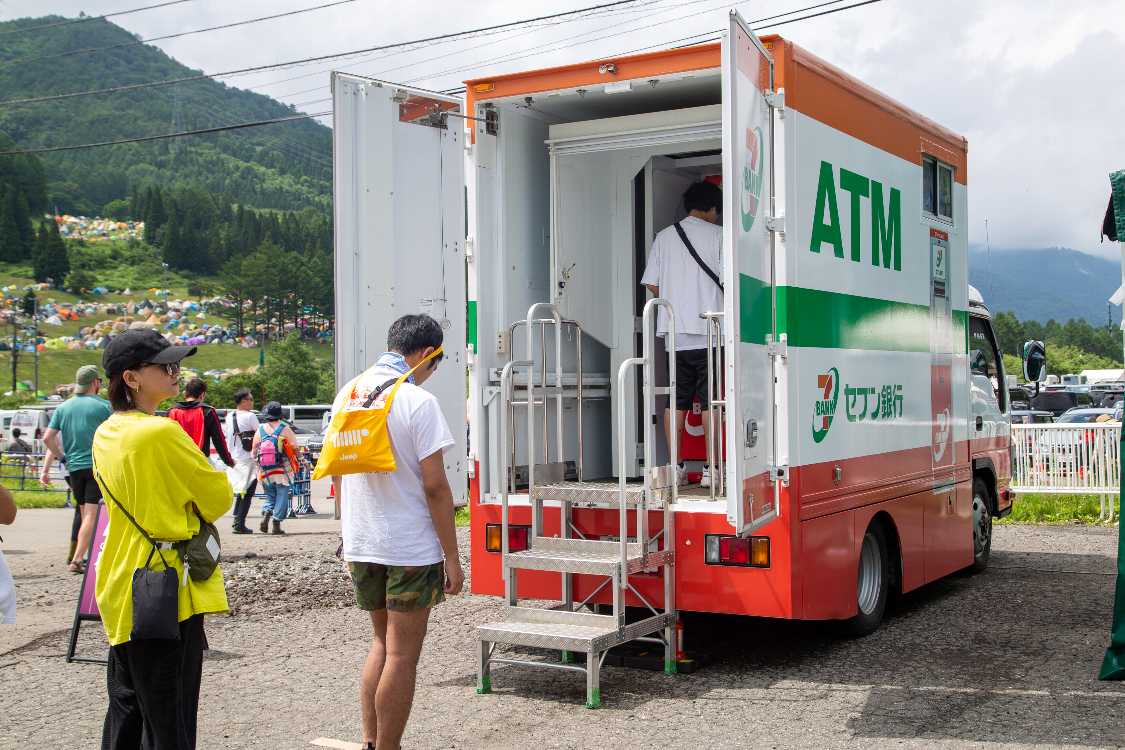 場外エリア。開催期間中の金曜から日曜の状況。セブン銀行の移動ATM車。