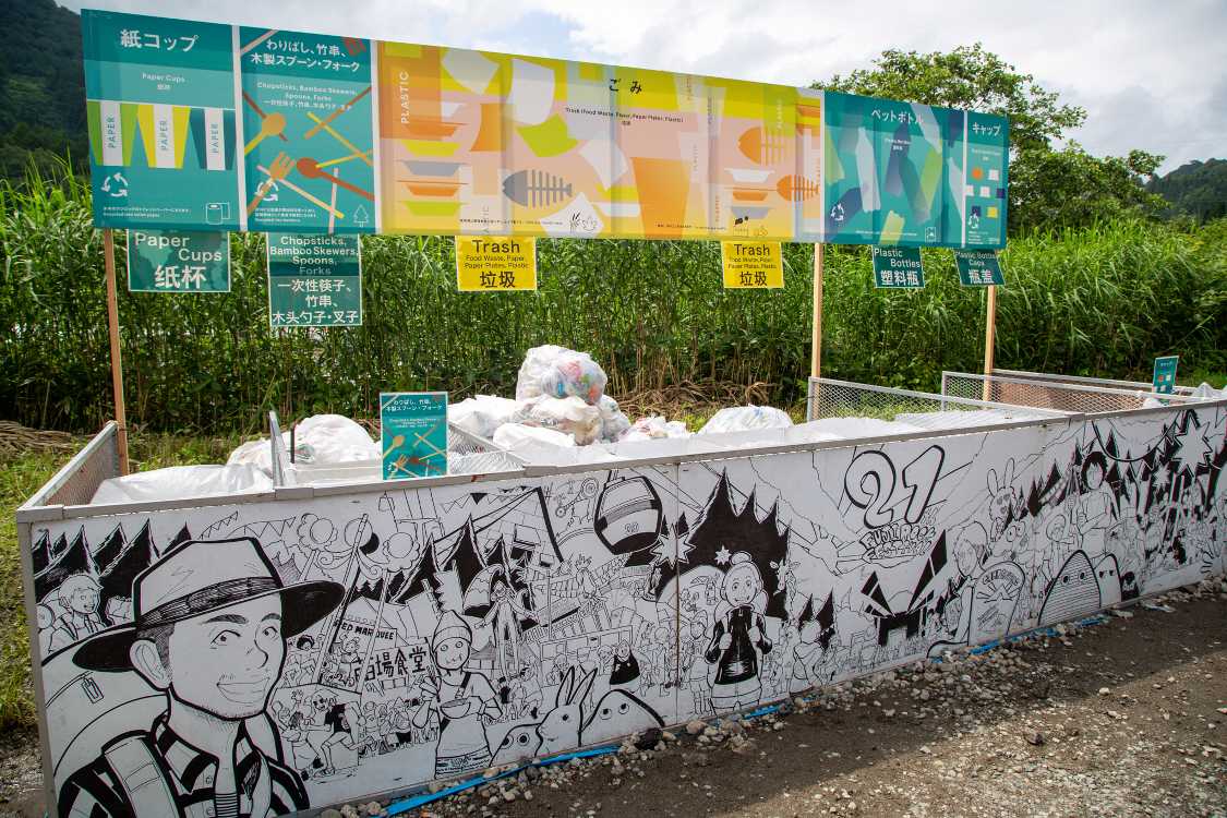 ゲート近くのごみ分別所。