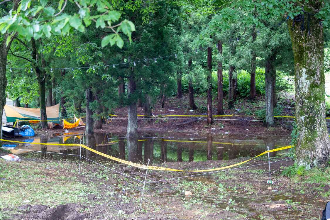 物販店裏。まだ池の状態です。