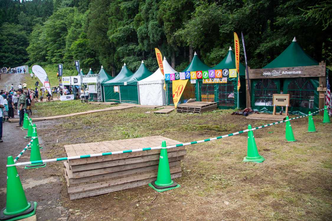 土曜の夜の雨でグリーンステージ奥の物販店が浸水したため、日曜午前は休業でした。