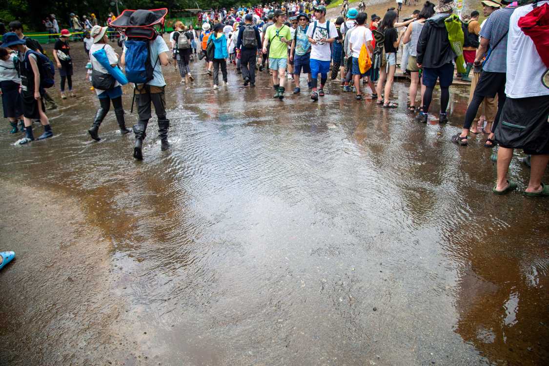 サンダルの人も多い。