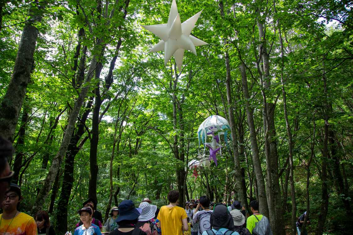 導線の上の装飾。