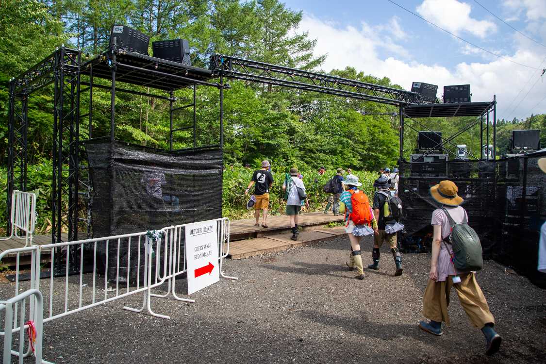 グリーンステージ方面行きのボードウォーク。ホワイトステージ後方です。