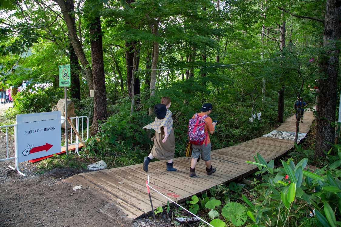 ホワイトステージ手前にあるオレンジカフェ、フィールド・オブ・ヘブン行きのボードウォーク。