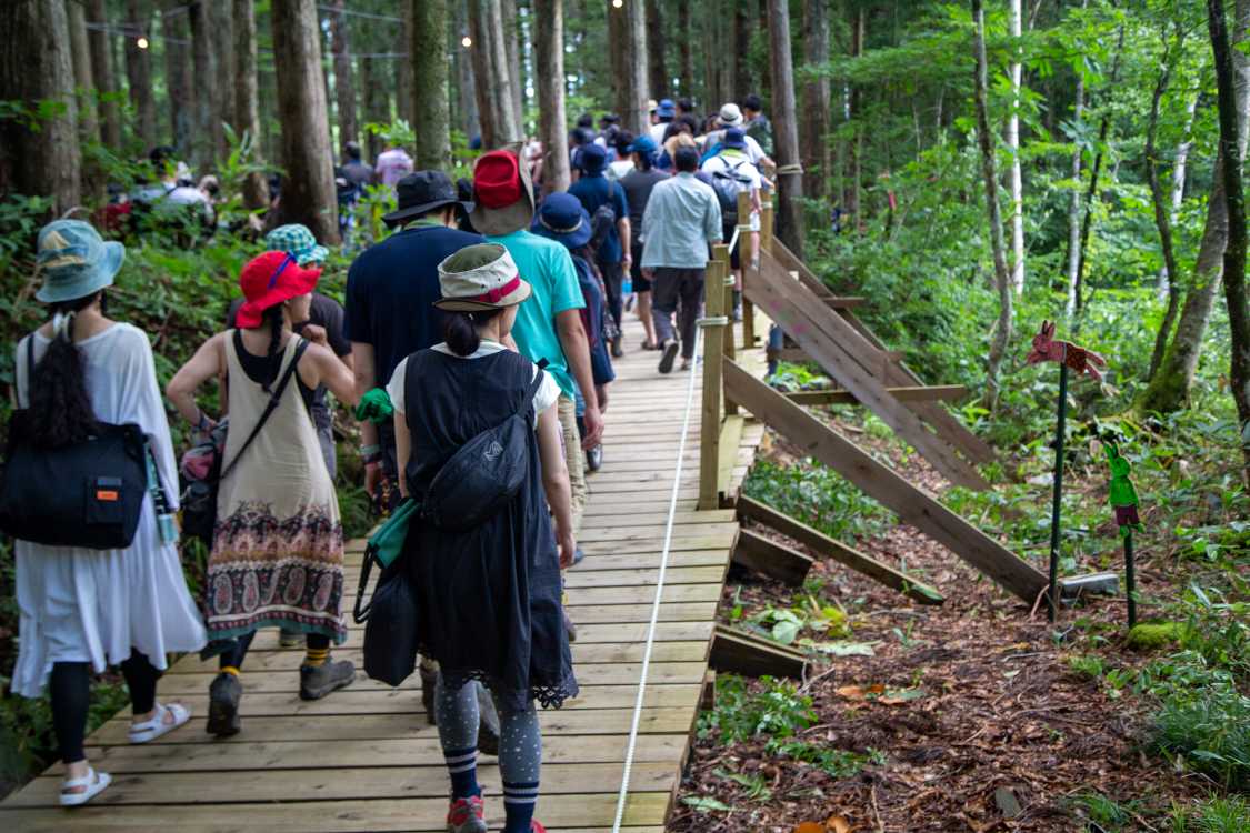 すぐ右側に浅貝川が流れています。