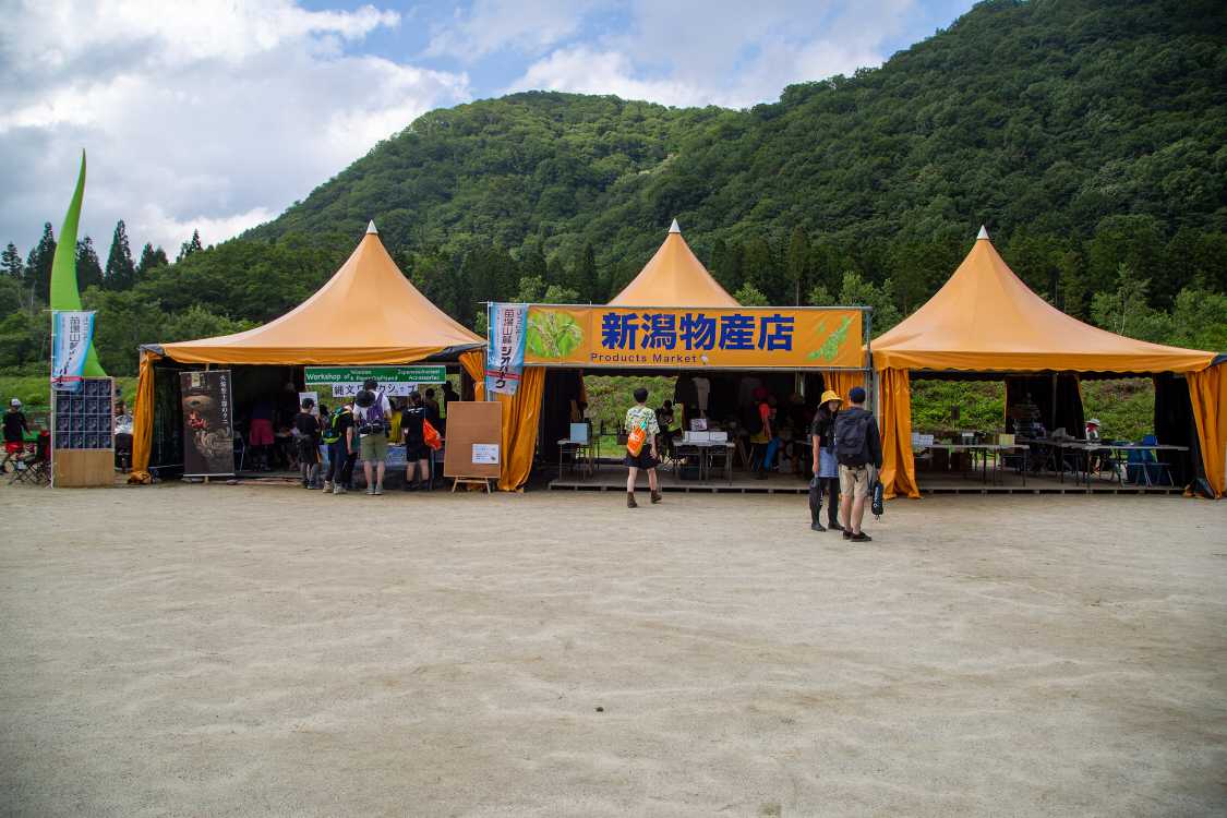 新潟物産店。オレンジカフェのかなりの部分は新潟県のPRのためのスペース。