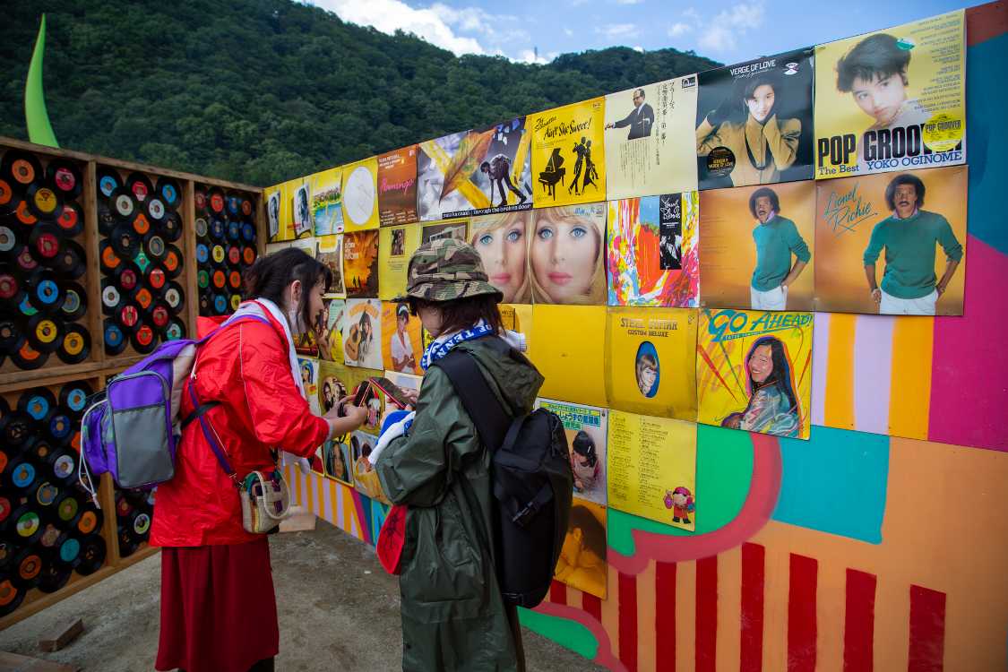 レコードジャケットとレコードを数千枚並べたコーナー。