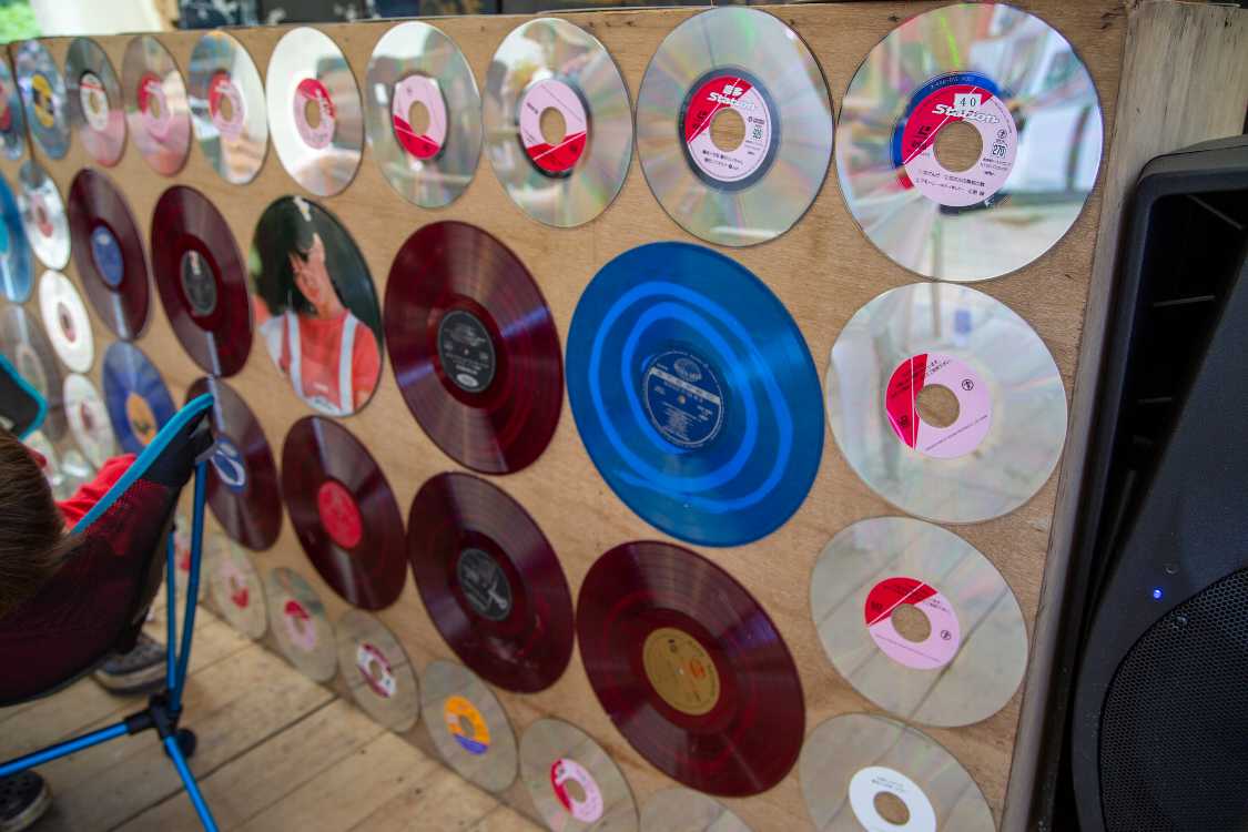 レーザーディスクと赤盤。真ん中に中森明菜のピクチャー盤。