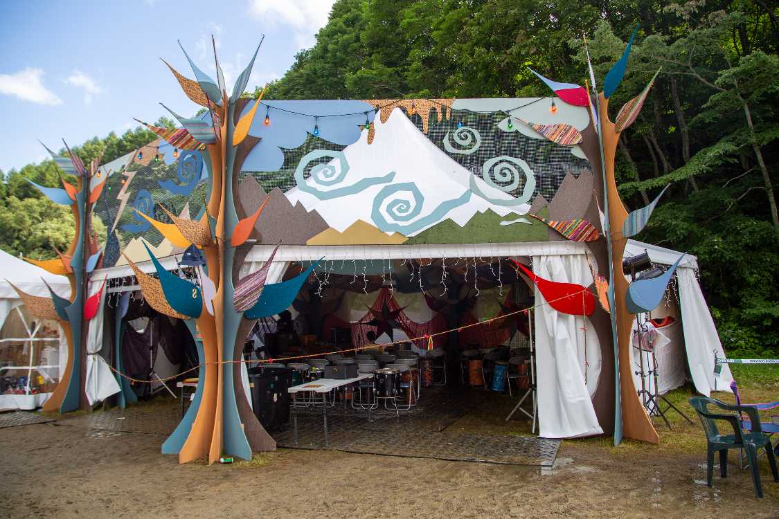 ストーンドサークルのドラムサークル。