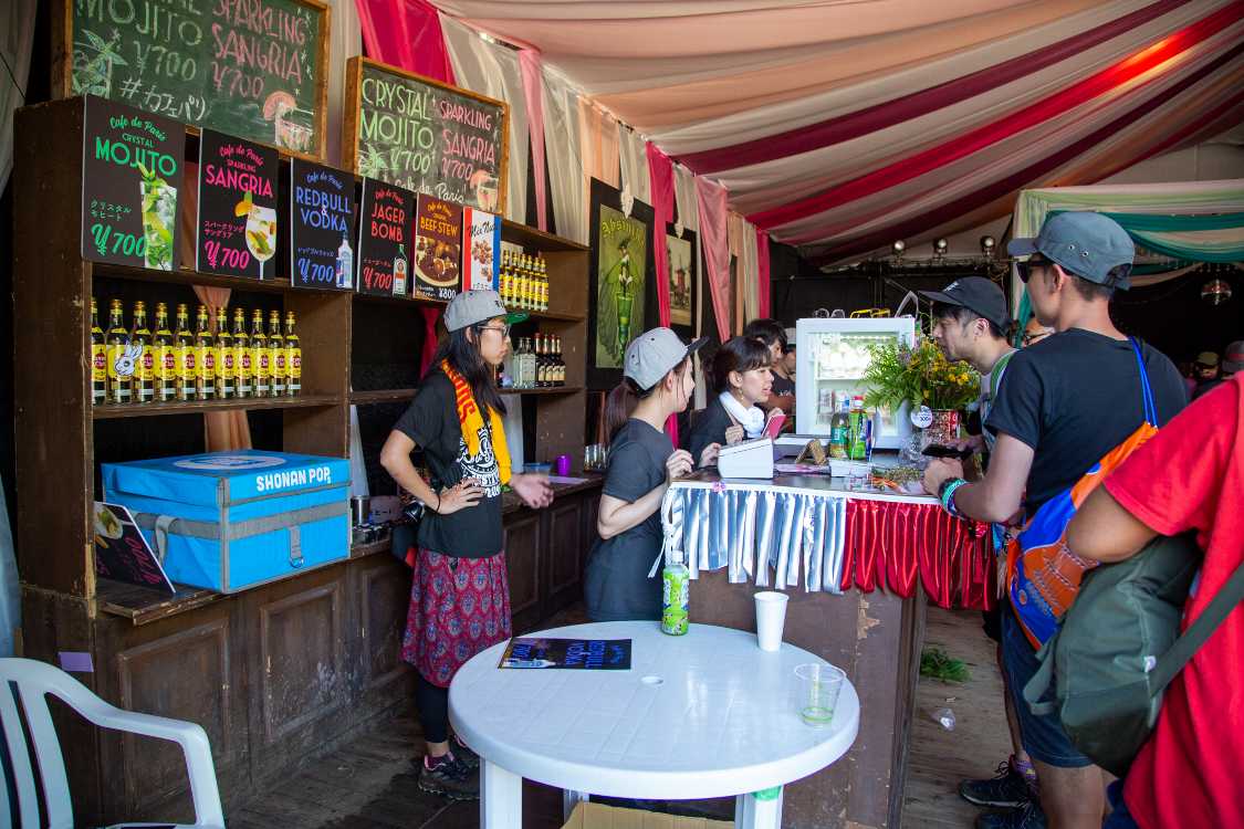 カフェドパリの中のバー。