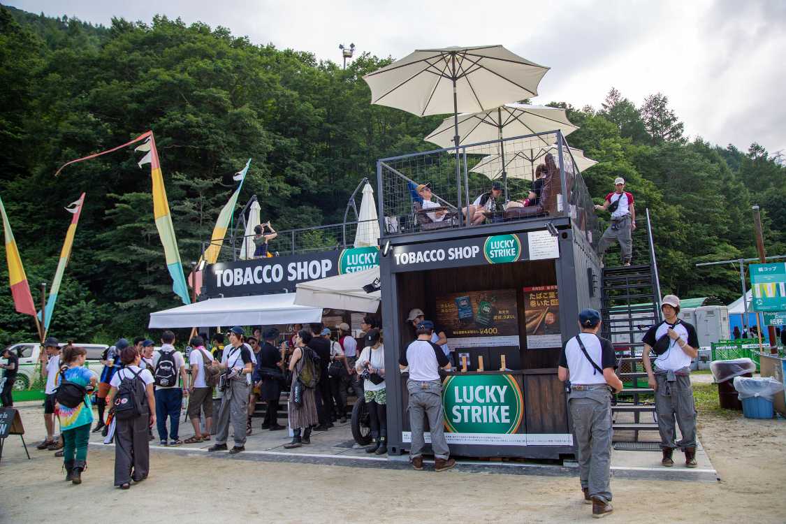 タバコ販売所と喫煙所。