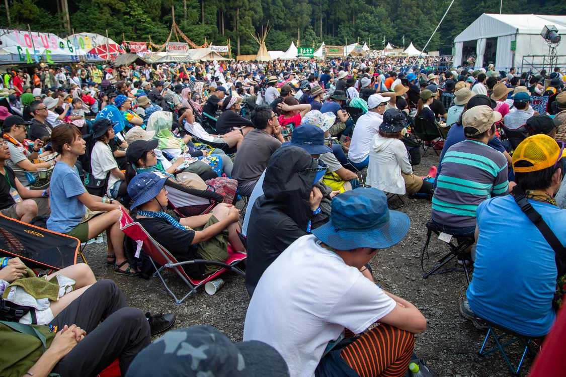 ステージの後方。椅子に座って見る人がほとんど。