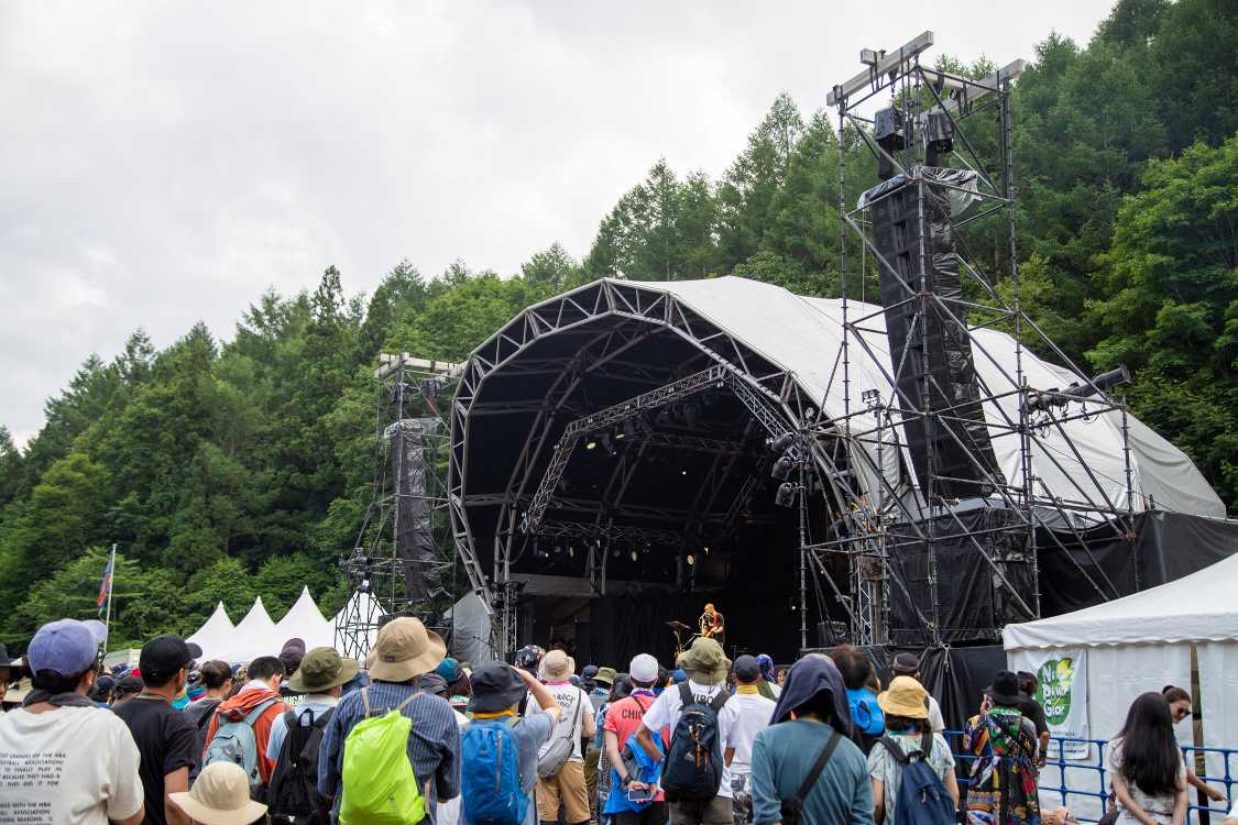 横から見たフィールド・オブ・ヘブンのステージ。