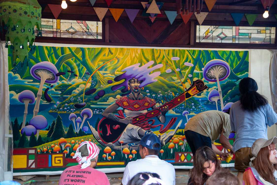 60年代後半のサイケデリックと東洋趣味を描いています。