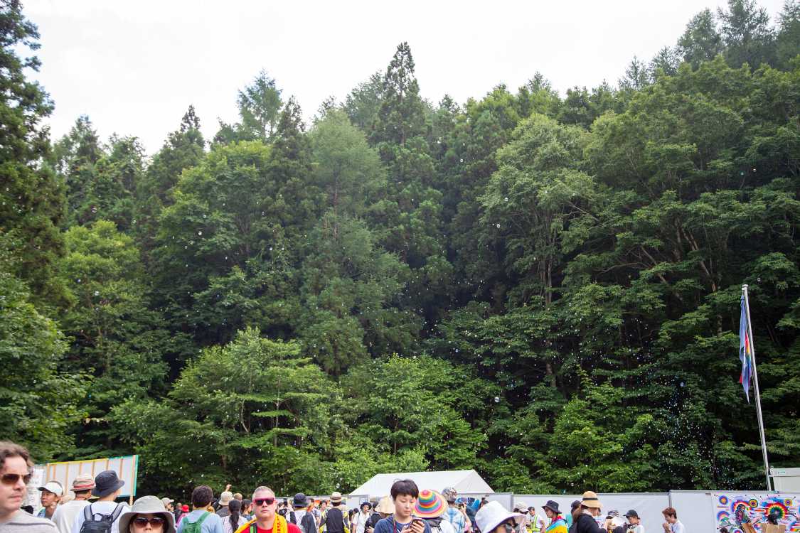 ステージの脇からシャボン玉が大量に放出されていました。